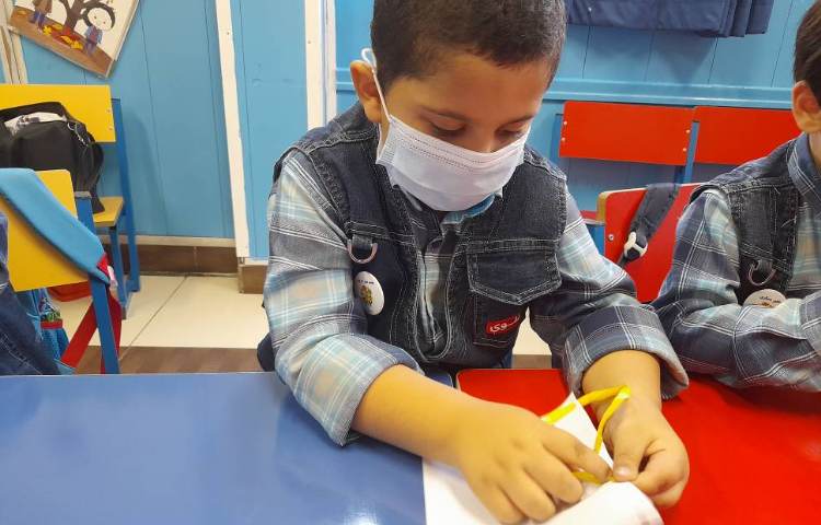 :تمرین دست ورزی با کاغذ و کاموا با شمارش اعداد به انگلیسی، کلاس قاصدک 2