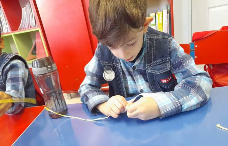 :تمرین دست ورزی با کاغذ و کاموا با شمارش اعداد به انگلیسی، کلاس قاصدک 3