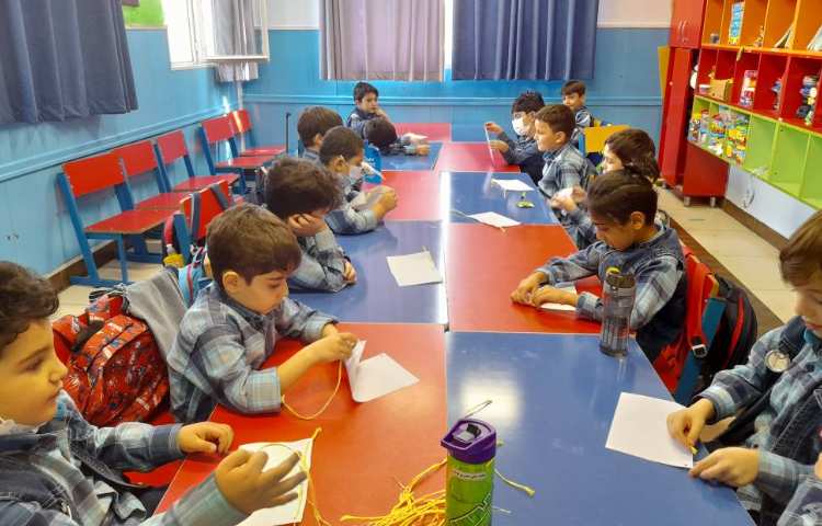 :تمرین دست ورزی با کاغذ و کاموا با شمارش اعداد به انگلیسی، کلاس قاصدک