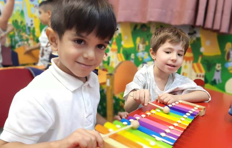 تمرین رنگ‌های انگلیسی با بلز 4