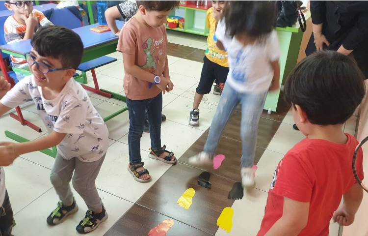 تمرین رنگ ها با بازی و تقویت مهارت های حرکتی 2