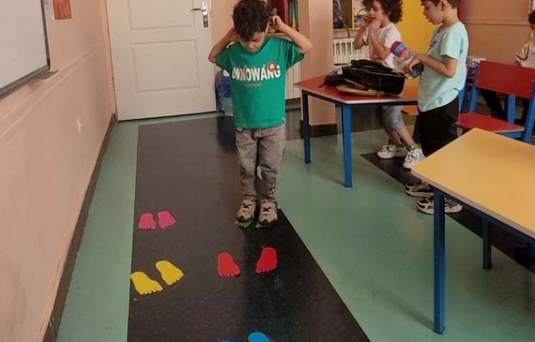 تمرین رنگ ها با بازی و یادگیری در کنار تقویت مهارت های حرکتی 3