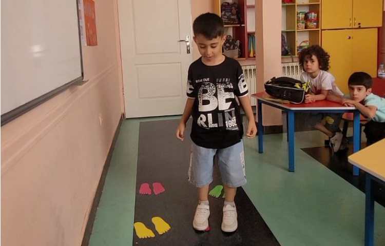 تمرین رنگ ها با بازی و یادگیری در کنار تقویت مهارت های حرکتی 4