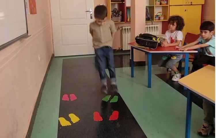 تمرین رنگ ها با بازی و یادگیری در کنار تقویت مهارت های حرکتی 5