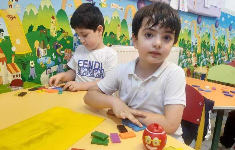 تمرین رنگ‌ها با دومینو در زنگ زبان عمومی 2