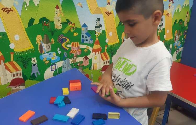 تمرین رنگ‌ها با دومینو در زنگ زبان عمومی 3