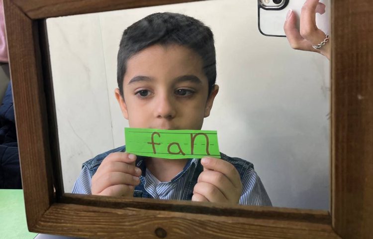 تمرین روخوانیِ لغات با گرفتنِ کلمات رو به روی آینه 3