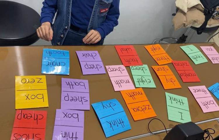 تمرین روخوانی و blending با انجامِ بازی Domino 1