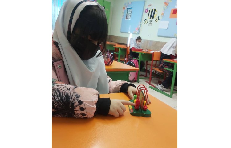 تمرین ریاضی ساخت اعداد سه رقمی با دست ورزی