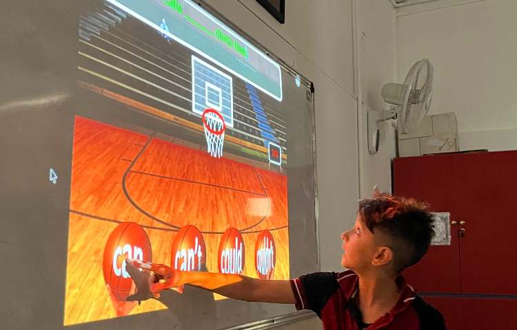 تمرین ساختار can/can't با بازیِ پاورپوینتی 1