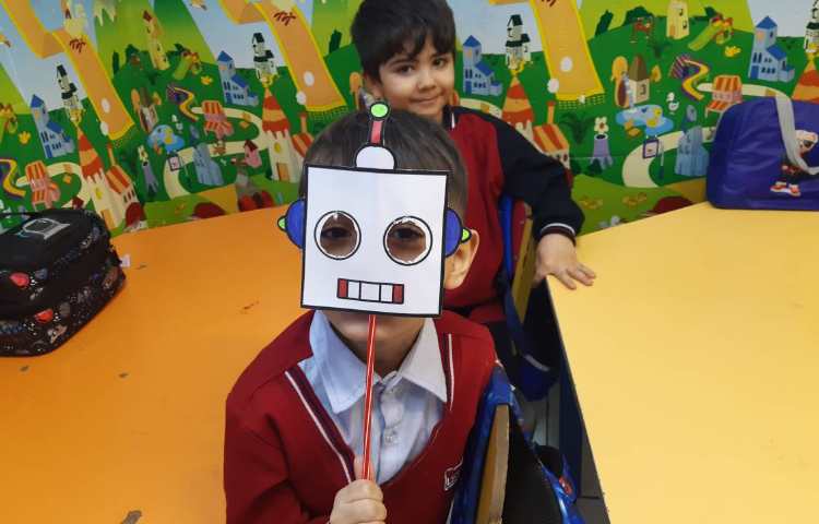 تمرین عبارتِ مربوط به Movie شماره 13/I'm making a robot mask. 2