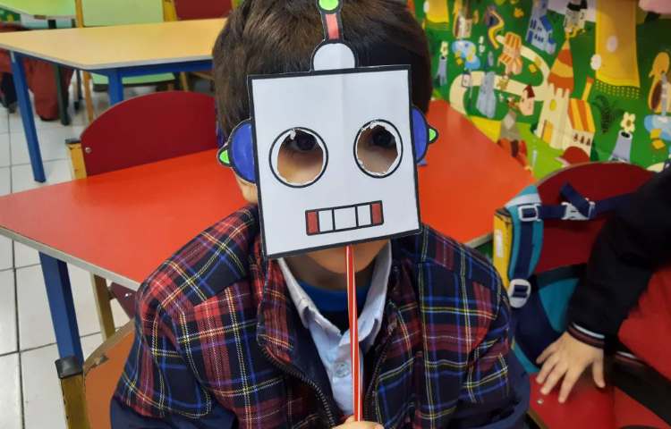 تمرین عبارتِ مربوط به Movie شماره 13/I'm making a robot mask. 4