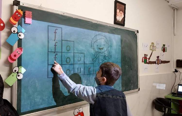 تمرین لغات Spelling Bee به صورت بازی در کلاس 2