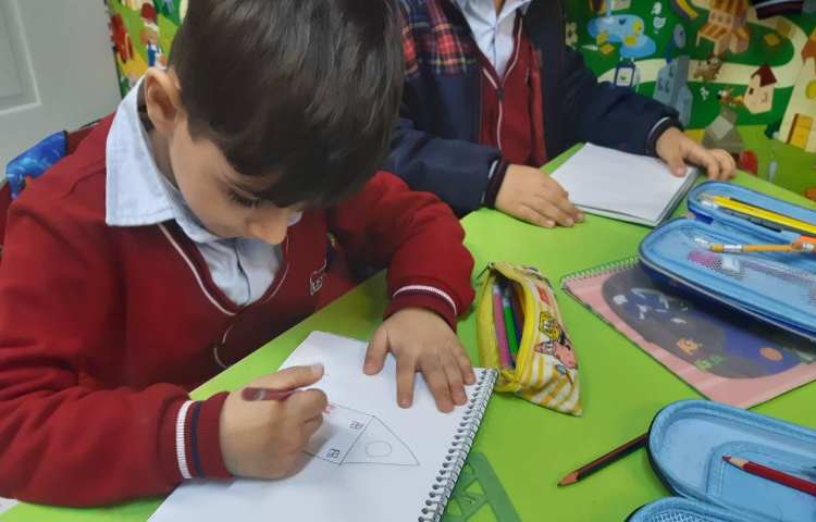 تمرین لغات مربوط به اشکال هندسی و رنگ‌ها-زنگ زبان عمومی 8