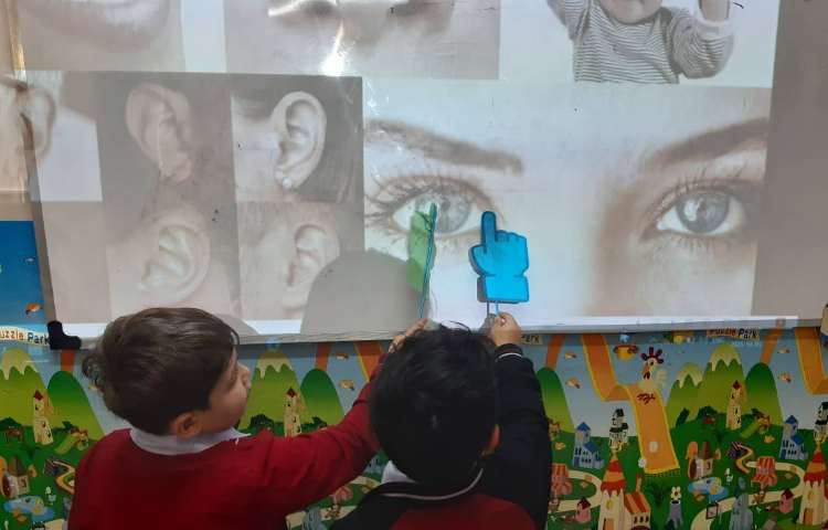 تمرین لغات مربوط به اعضای صورت با بازی در زنگ زبان عمومی