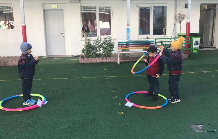 تمرین لغات مربوط به لباس‌ها با انجام یک بازی حرکتی-زنگ زبان عمومی