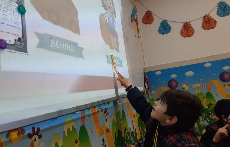 تمرین لغاتِ behind و in front of 5