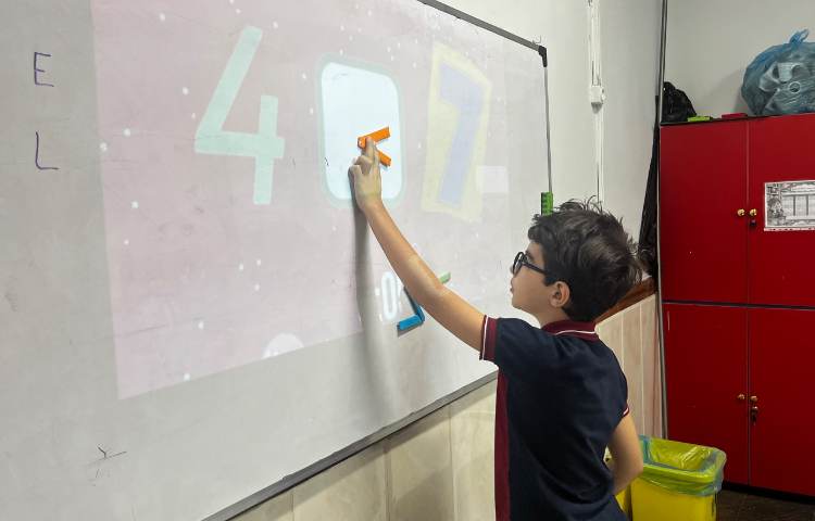 تمرین معادلات کوچک‌تر و بزرگ‌تر-زنگ Math 1