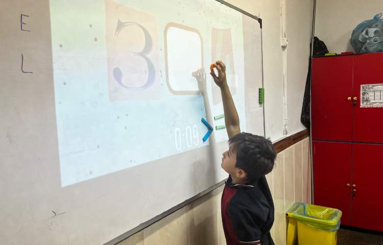 تمرین معادلات کوچک‌تر و بزرگ‌تر-زنگ Math 3