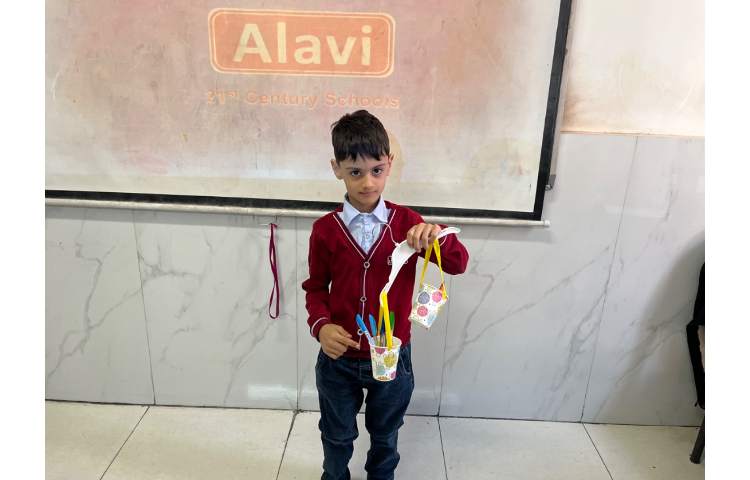 تمرین مفاهیم heavier/ lighter با کاردستی‌های زبان‌آموزان 1