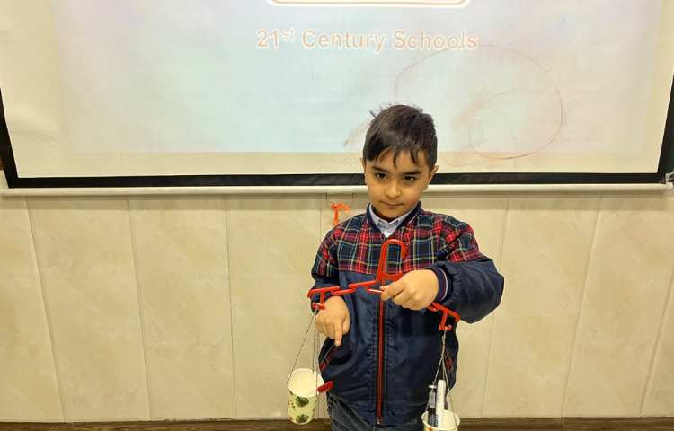 تمرین مفاهیم heavier/ lighter با کاردستی‌های زبان‌آموزان 2