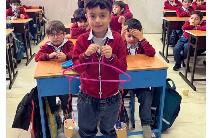 تمرین مفاهیم heavy/light با کاردستی های زبان‌آموزان 3