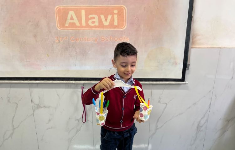 تمرین مفاهیم heavier/ lighter با کاردستی‌های زبان‌آموزان 3