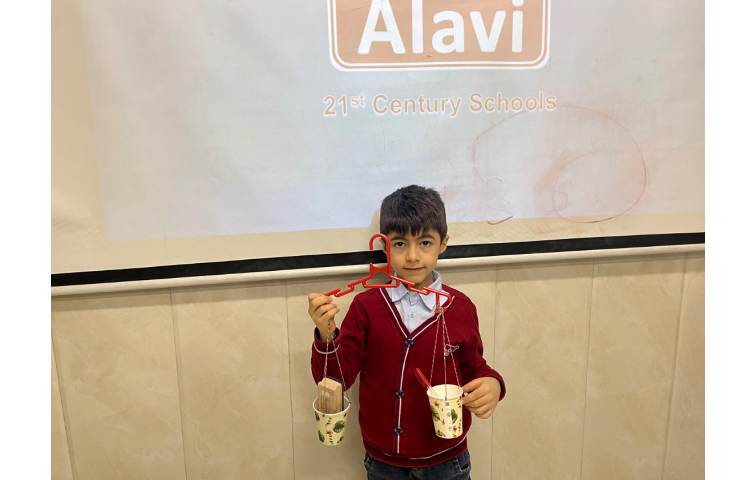 تمرین مفاهیم heavier/ lighter با کاردستی‌های زبان‌آموزان 3