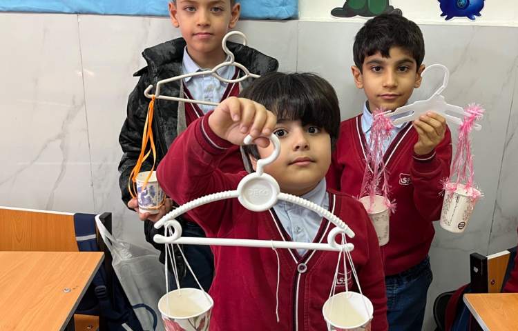 تمرین مفاهیم heavy/light با کاردستی های زبان‌آموزان 4