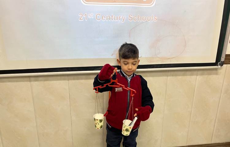 تمرین مفاهیم heavier/ lighter با کاردستی‌های زبان‌آموزان 4