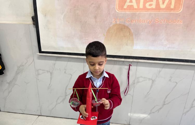 تمرین مفاهیم heavier/ lighter با کاردستی‌های زبان‌آموزان