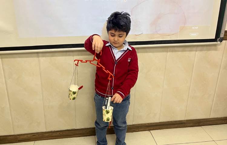 تمرین مفاهیم heavier/ lighter با کاردستی‌های زبان‌آموزان