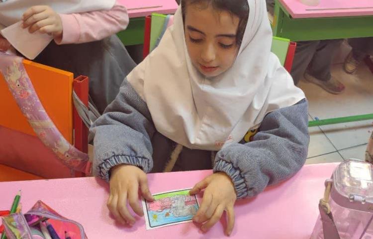 تمرین مفهوم سبک و سنگین در کلاس علوم به زبان انگلیسی 2