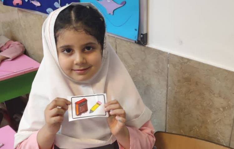 تمرین مفهوم سبک و سنگین در کلاس علوم به زبان انگلیسی