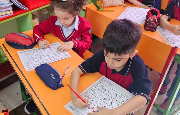 تمرین نحوه درست در دست گرفتن مداد و رنگ آمیزی 1