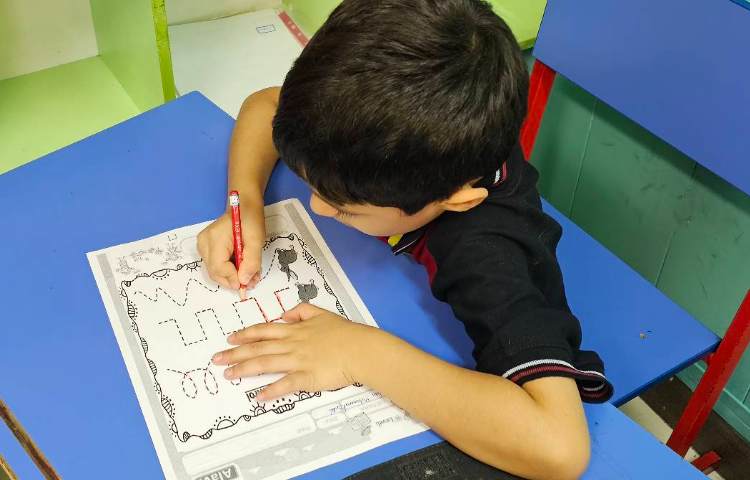 تمرین نحوه درست در دست گرفتن مداد و رنگ آمیزی 1