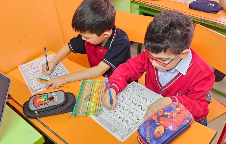 تمرین نحوه درست در دست گرفتن مداد و رنگ آمیزی 2