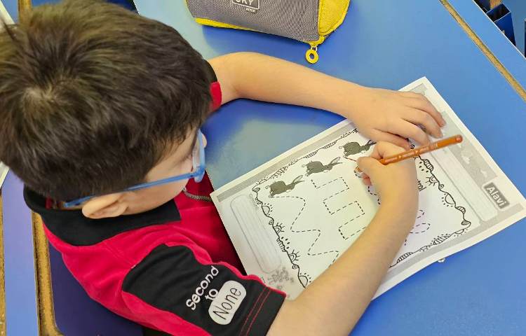 تمرین نحوه درست در دست گرفتن مداد و رنگ آمیزی 2