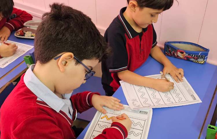 تمرین نحوه درست در دست گرفتن مداد و رنگ آمیزی 3