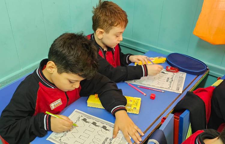 تمرین نحوه درست در دست گرفتن مداد و رنگ آمیزی 3