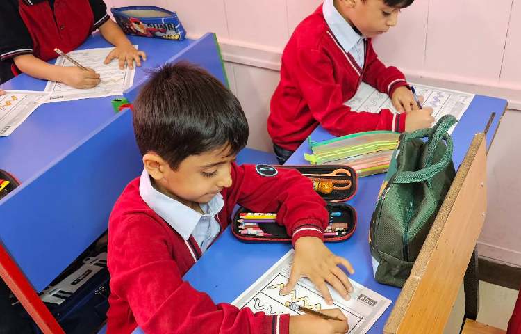 تمرین نحوه درست در دست گرفتن مداد و رنگ آمیزی 4