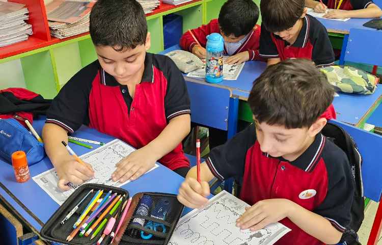 تمرین نحوه درست در دست گرفتن مداد و رنگ آمیزی 4