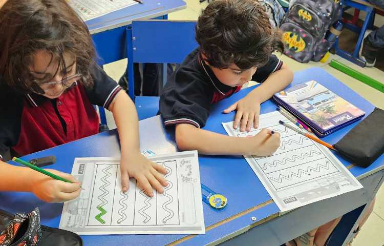 تمرین نحوه درست در دست گرفتن مداد و رنگ آمیزی 5