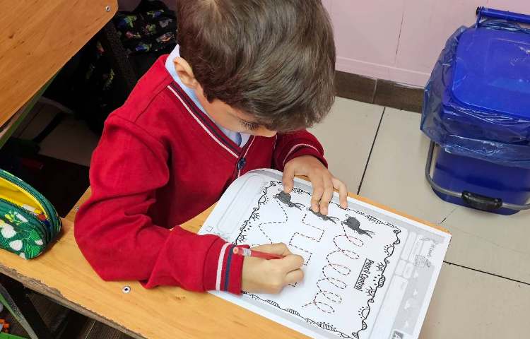 تمرین نحوه درست در دست گرفتن مداد و رنگ آمیزی 7