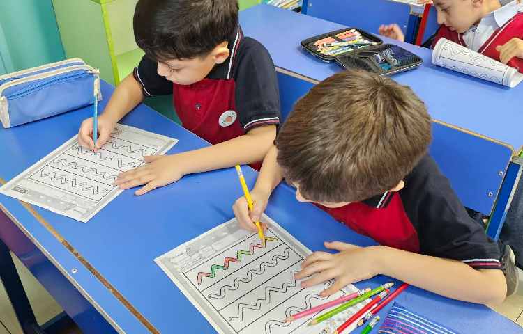 تمرین نحوه درست در دست گرفتن مداد و رنگ آمیزی 8