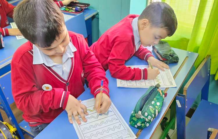 تمرین نحوه درست در دست گرفتن مداد و رنگ آمیزی 9