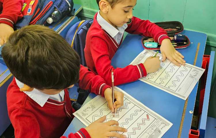 تمرین نحوه درست در دست گرفتن مداد و رنگ آمیزی