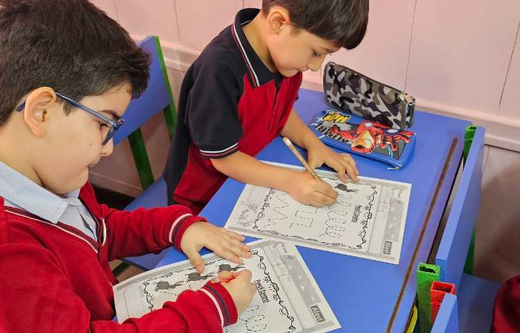 تمرین نحوه درست در دست گرفتن مداد و رنگ آمیزی