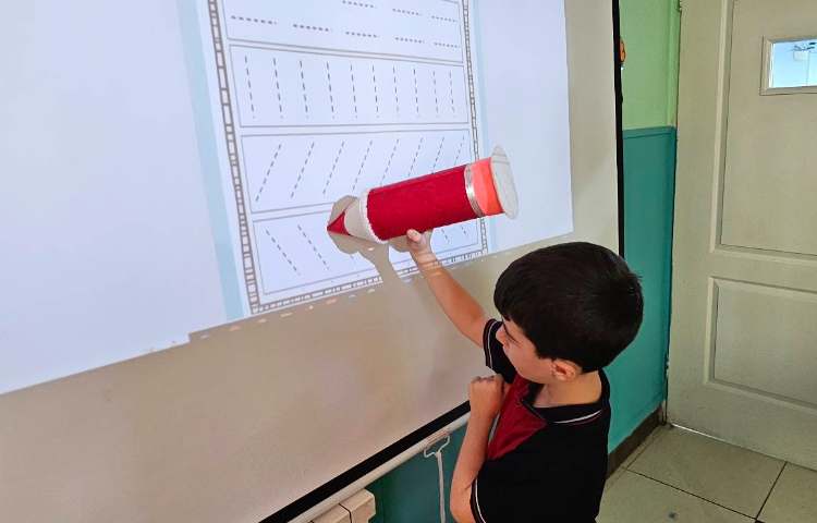 تمرین نحوه درست در دست گرفتن مداد 1