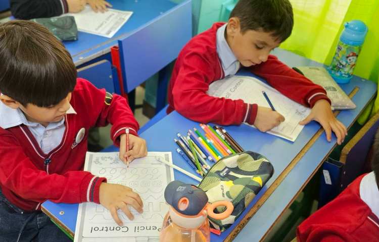 تمرین نحوه درست در دست گرفتن مداد 1